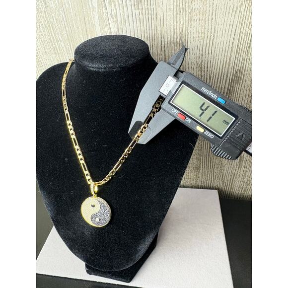 Sparkling Moissanite Ying Yang Pendant & 23.5" Figaro - Picture 8 of 11